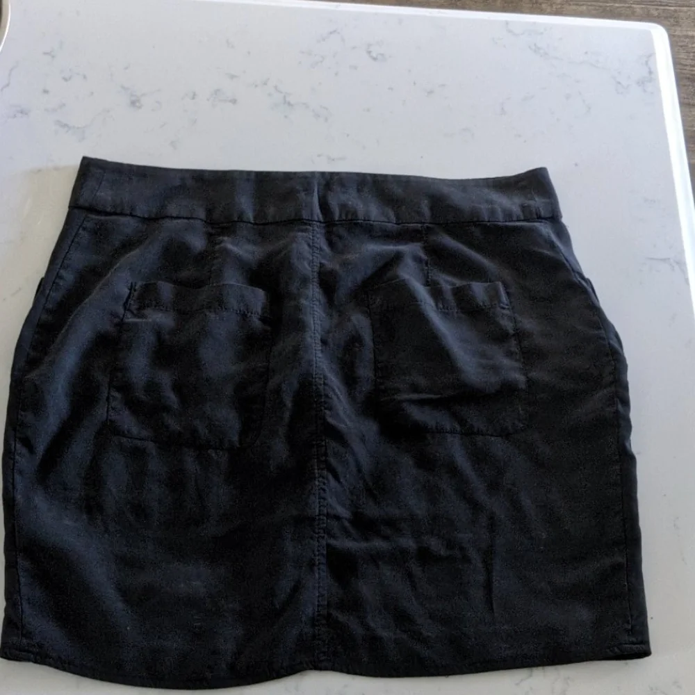 Black zip up guess skirt - Picture 4 of 5